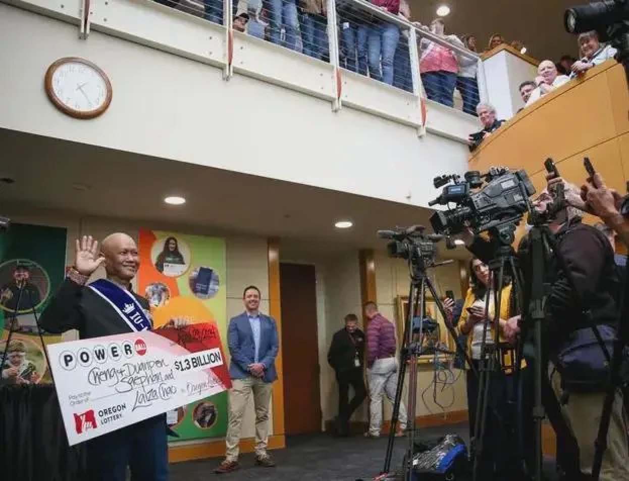 “无需再工作”：美国患癌症的老挝男子与好友分享彩票大奖，获 4 亿美元奖金
